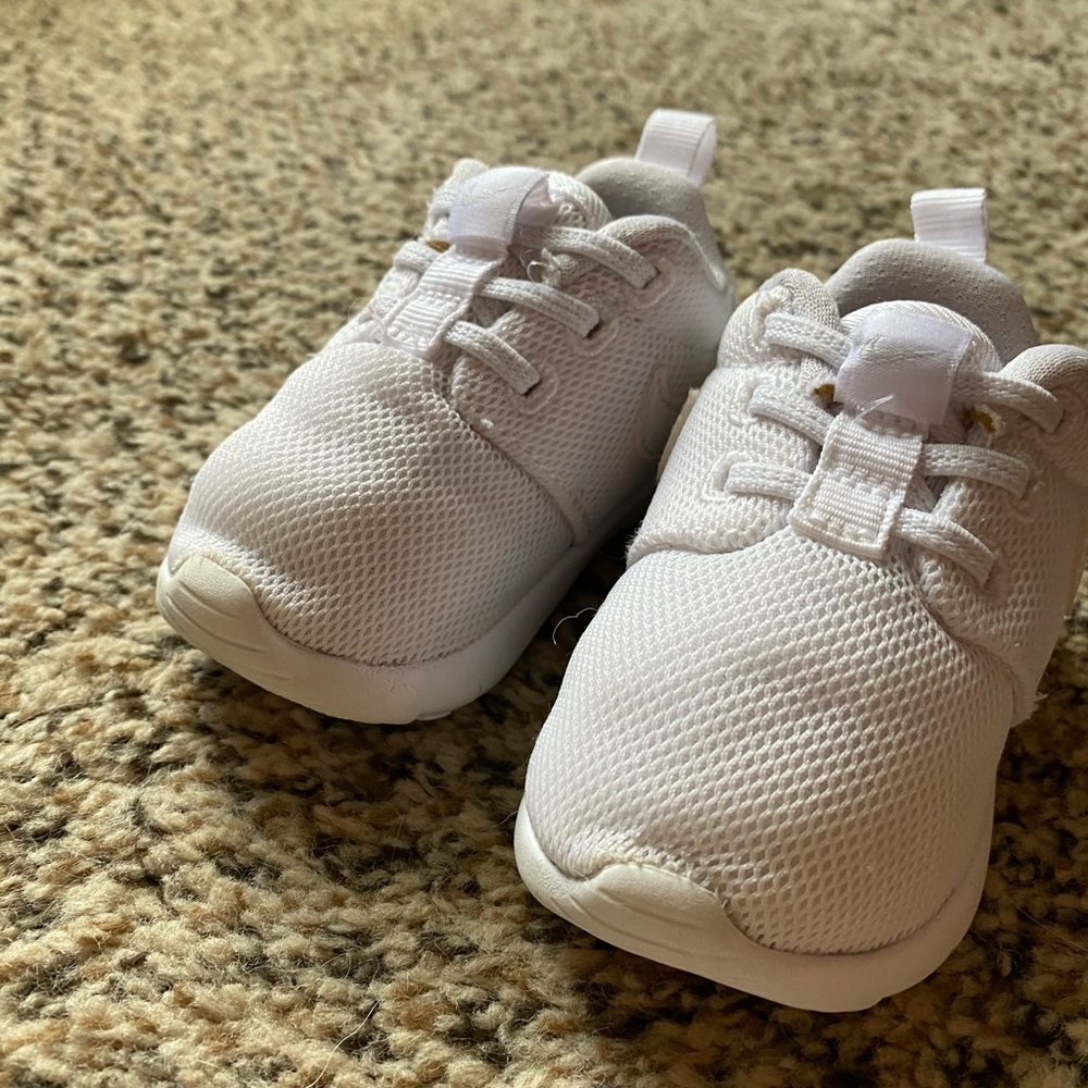 White Nike Roshe